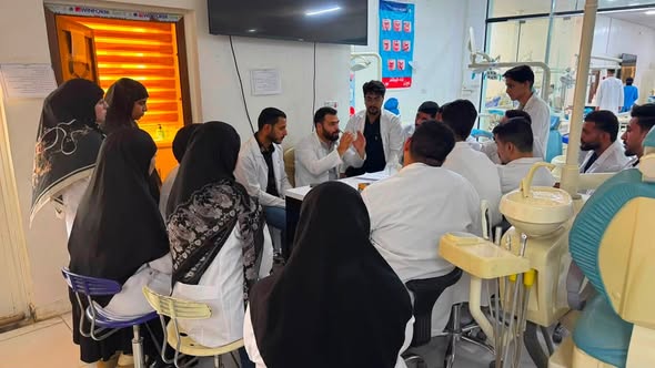 جلسة نقاشية لطلبة كلية طب الأسنان ضمن برامج التدريب الصيفي في فرع صناعة الأسنان